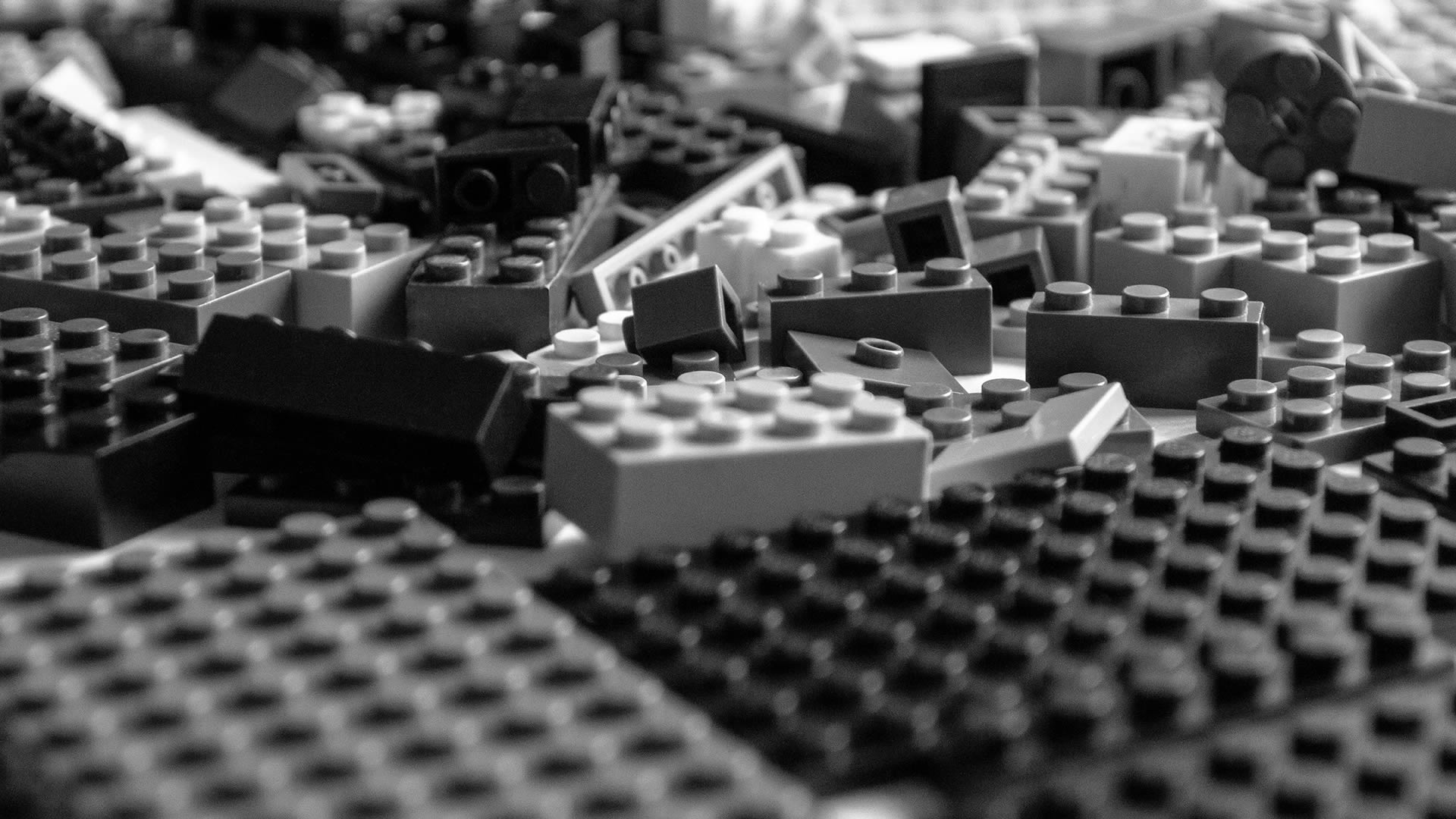 Viele bunte Lego-Bausteine in verschiedenen Formen und Größen